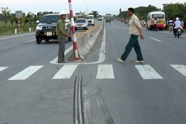 Xe buýt húc dải phân cách, hàng chục hành khách thót tim