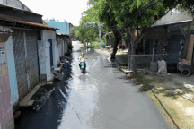 Người dân TPHCM kêu trời vì nước ngập cả tuần chưa rút