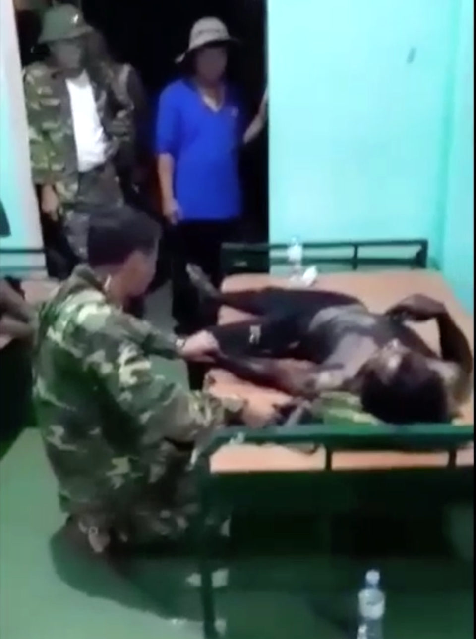 Tàu bị sóng đánh chìm, 4 thuyền viên may mắn được cứu sống - 1 Tàu bị sóng đánh chìm, 4 thuyền viên may mắn được cứu sống - 1