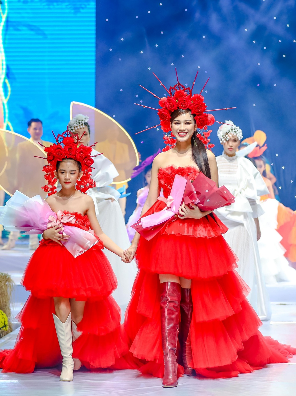 Hoa hậu Đỗ Thị Hà diễn vedette sau khi về nước - 1 Hoa hậu Đỗ Thị Hà diễn vedette sau khi về nước - 1
