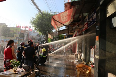 Lính cứu hỏa căng mình dập đám cháy gần cây xăng