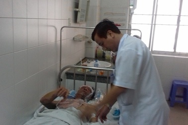 Dự tiệc cưới, hàng chục người bị bỏng cồn