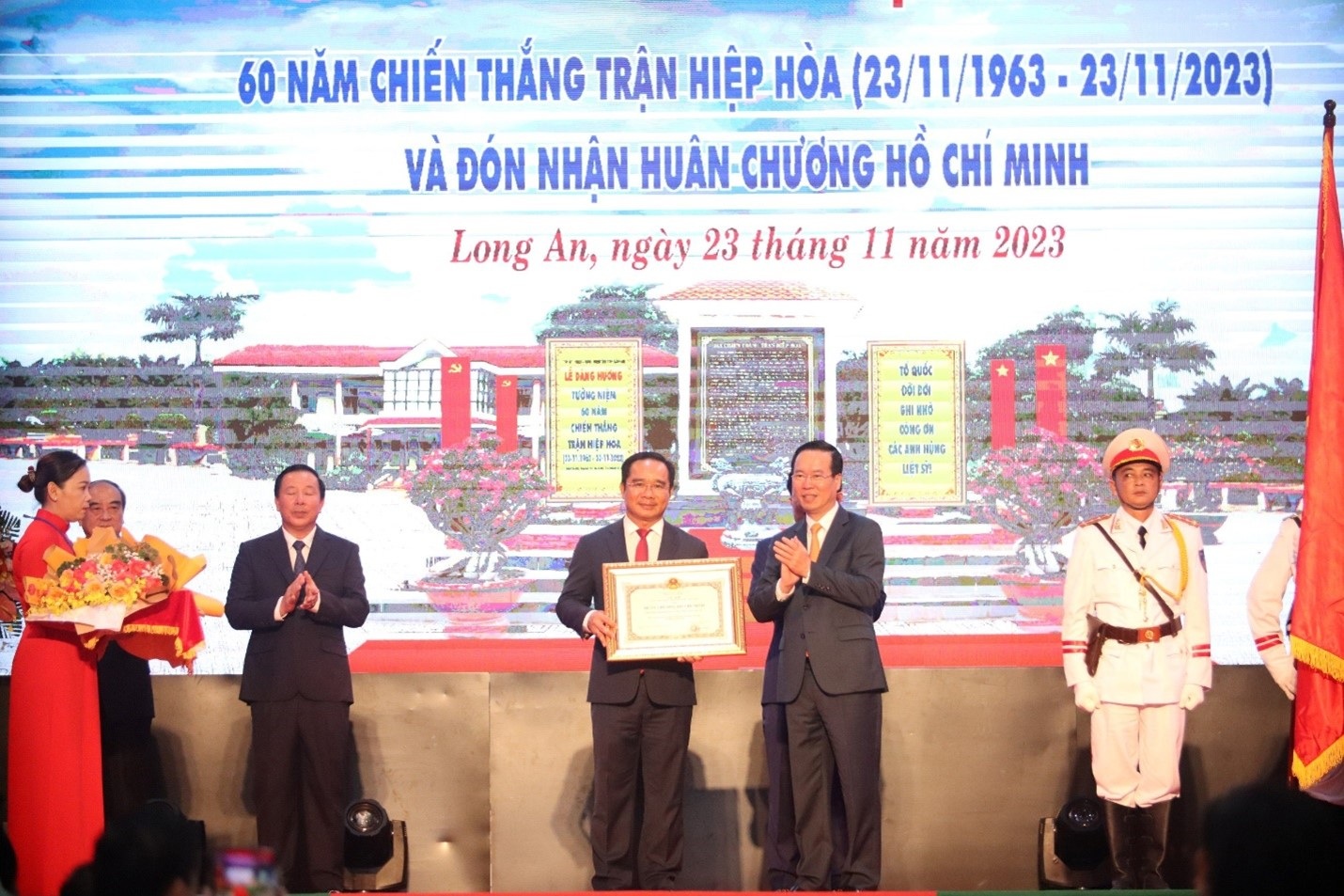 Chủ tịch nước trao Huân chương Hồ Chí Minh cho tỉnh Long An - 1