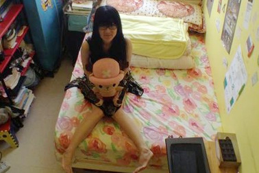Cận cảnh phòng trọ chật hẹp của bạn trẻ Hồng Kông