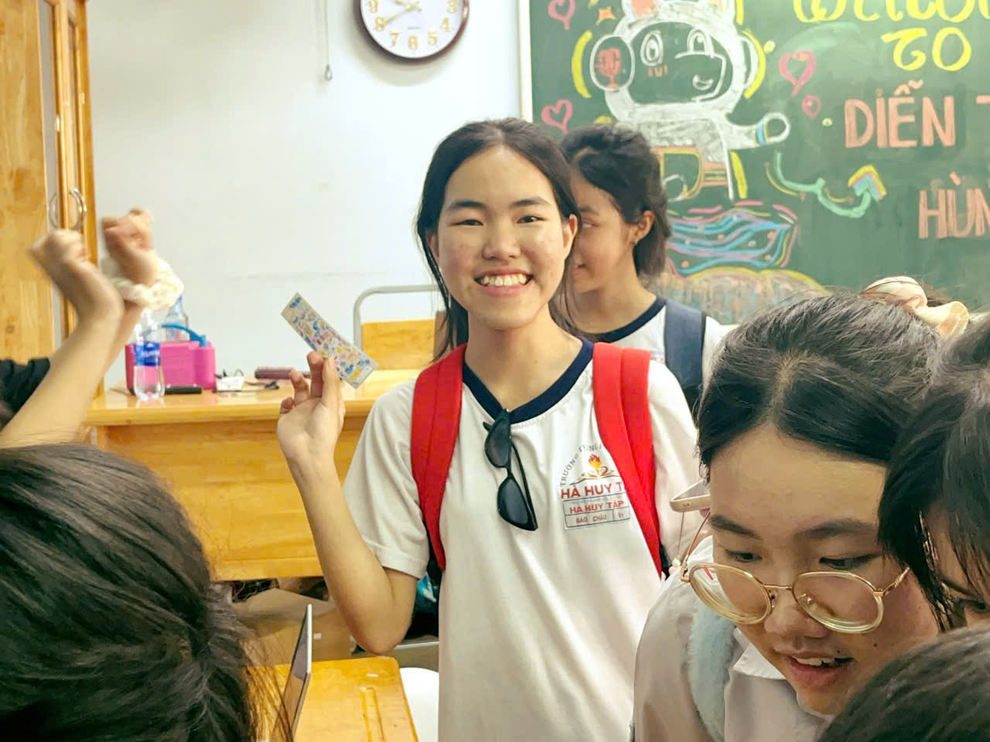 女子生徒が文学で9.5点を獲得:「勉強をしっかりすることは大切だが、すべてではない」 - 2 Nữ sinh đạt 9,5 điểm văn: “Học giỏi quan trọng nhưng không phải là tất cả” - 2