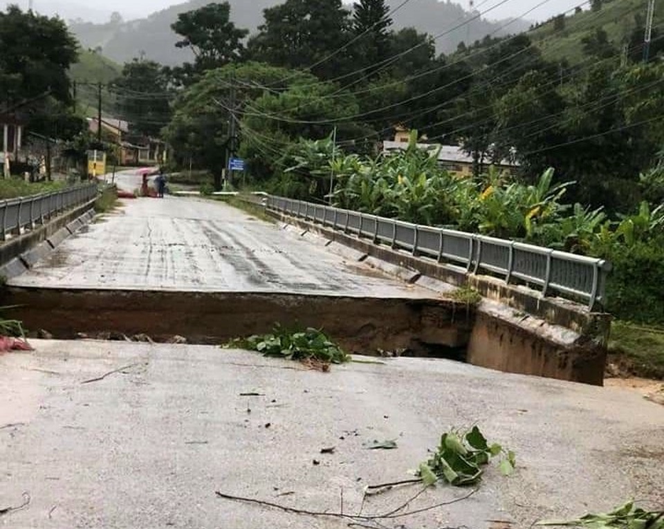  Chính quyền giúp di dời hàng trăm hộ dân cùng tài sản ra khỏi vùng lũ - 10