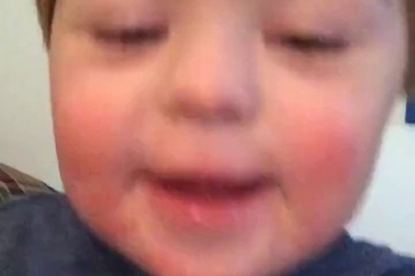 Nỗ lực đọc bảng chữ cái cực đáng yêu của em bé mắc hội chứng Down