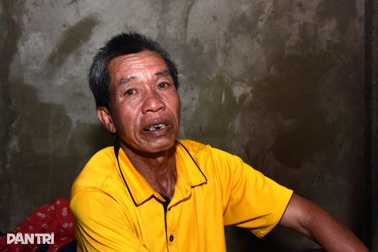 Người đàn ông khốn khổ chăm vợ liệt 8 năm, ước có tiền để con khám tâm thần