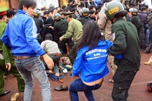 CĐV Nghệ An gây náo loạn ở sân Vinh