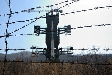 Triều Tiên lắp vệ tinh vào tên lửa, sẵn sàng cho vụ phóng 