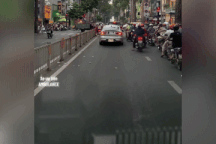 Tài xế xe cứu thương bất lực vì không được nhường đường, bệnh nhân gặp nguy