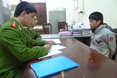 Bắt đối tượng đổ thuốc diệt cỏ vào bể nước sinh hoạt nhằm hạ độc tình địch