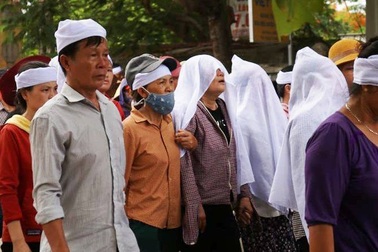 Tiễn đưa 1 ngư dân tử nạn, ngóng trông 9 người đang biệt tích...