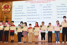 Khen thưởng học sinh đạt thành tích cao trong kỳ thi học sinh giỏi