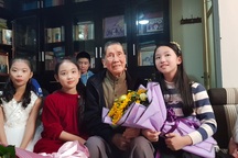 Nhạc sĩ Phạm Tuyên xúc động khi nhận món quà bất ngờ mừng tuổi 90