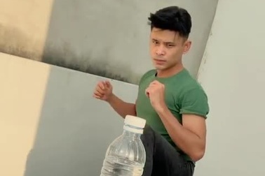 Thanh niên quyết tâm thực hiện thử thách đá bay nắp chai nhưng chỉ giỏi diễn hài