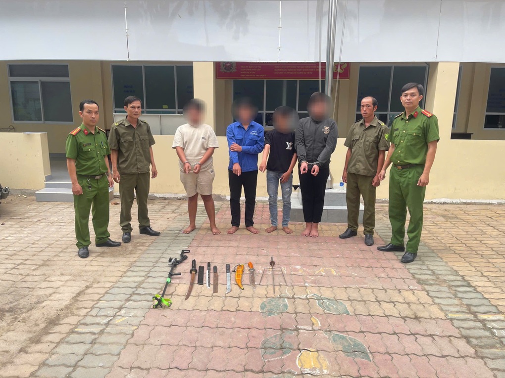 Nhóm thiếu niên cầm mã tấu gây náo loạn quán cà phê ở TPHCM - 1 Nhóm thiếu niên cầm mã tấu gây náo loạn quán cà phê ở TPHCM - 1