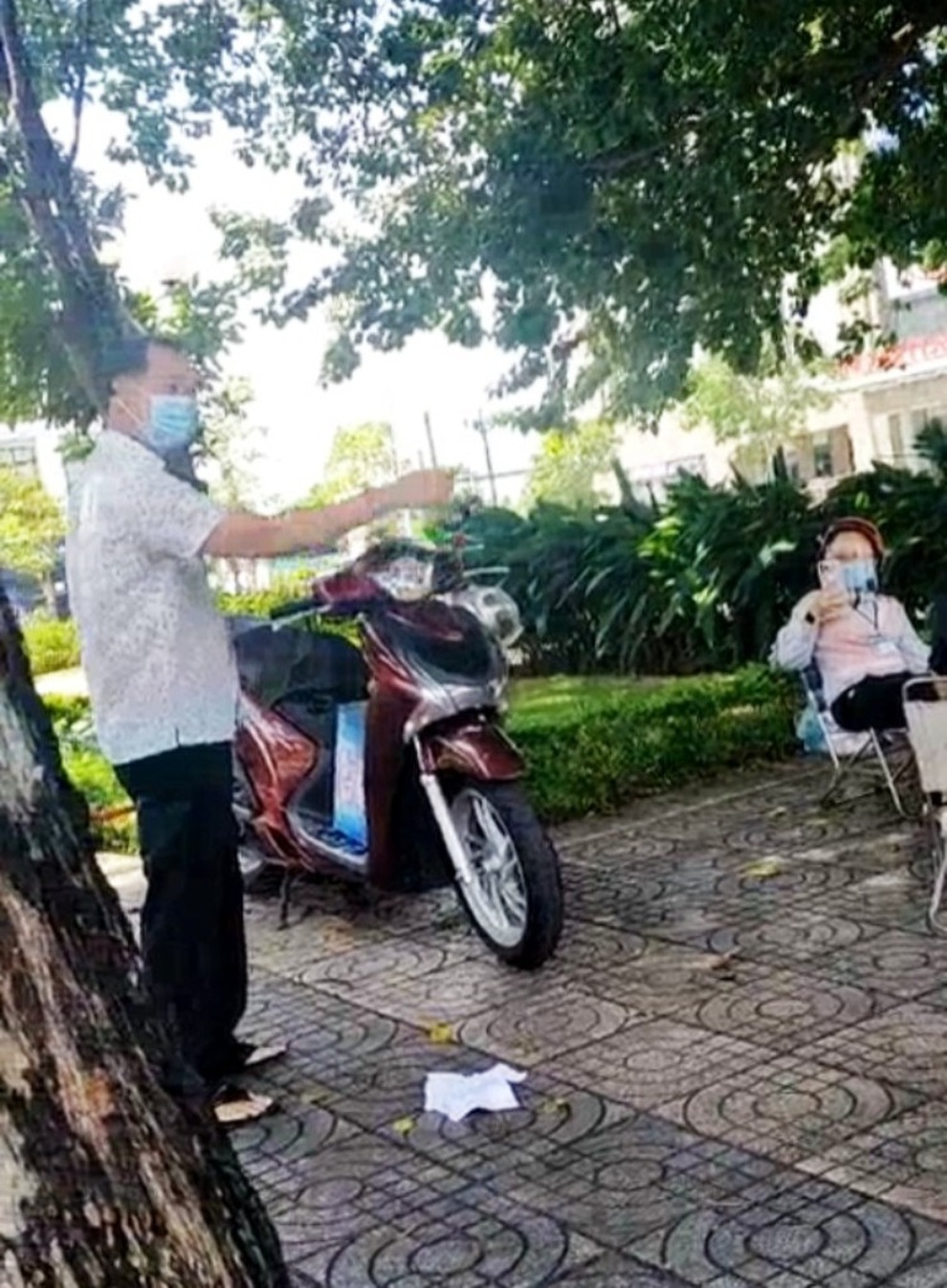 Người đàn ông xé biên bản tại chốt kiểm dịch, gửi lời nhắn chủ tịch phường - 2 Người đàn ông xé biên bản tại chốt kiểm dịch, gửi lời nhắn chủ tịch phường - 2