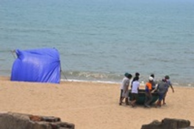 Đi tắm biển, một học sinh bị nước cuốn trôi