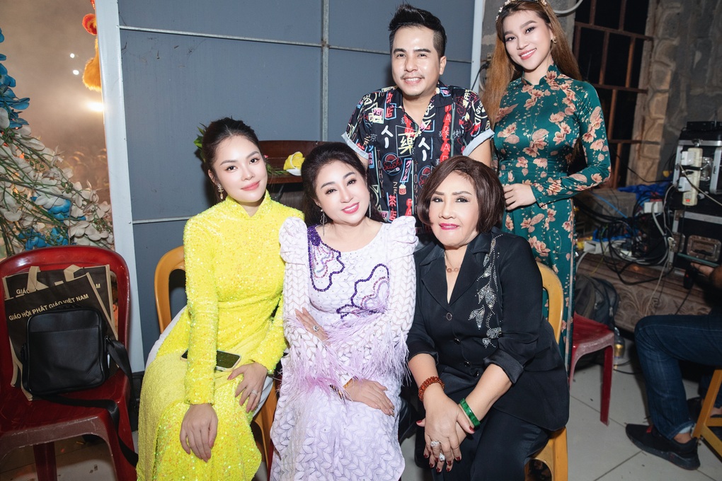 Dương Cẩm Lynh xúc động khi hát ở chùa mùa Vu Lan - 2 Dương Cẩm Lynh xúc động khi hát ở chùa mùa Vu Lan - 2
