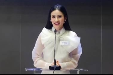 Ý Nhi "bắn" tiếng Anh trôi chảy, trình bày tự tin trong phần thi Hùng biện