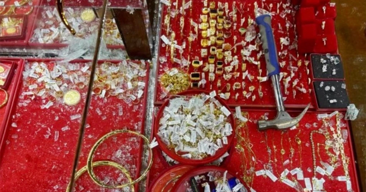 View - Bắt được nghi phạm đi ô tô cướp tiệm vàng ở Hà Tĩnh | Báo Dân trí