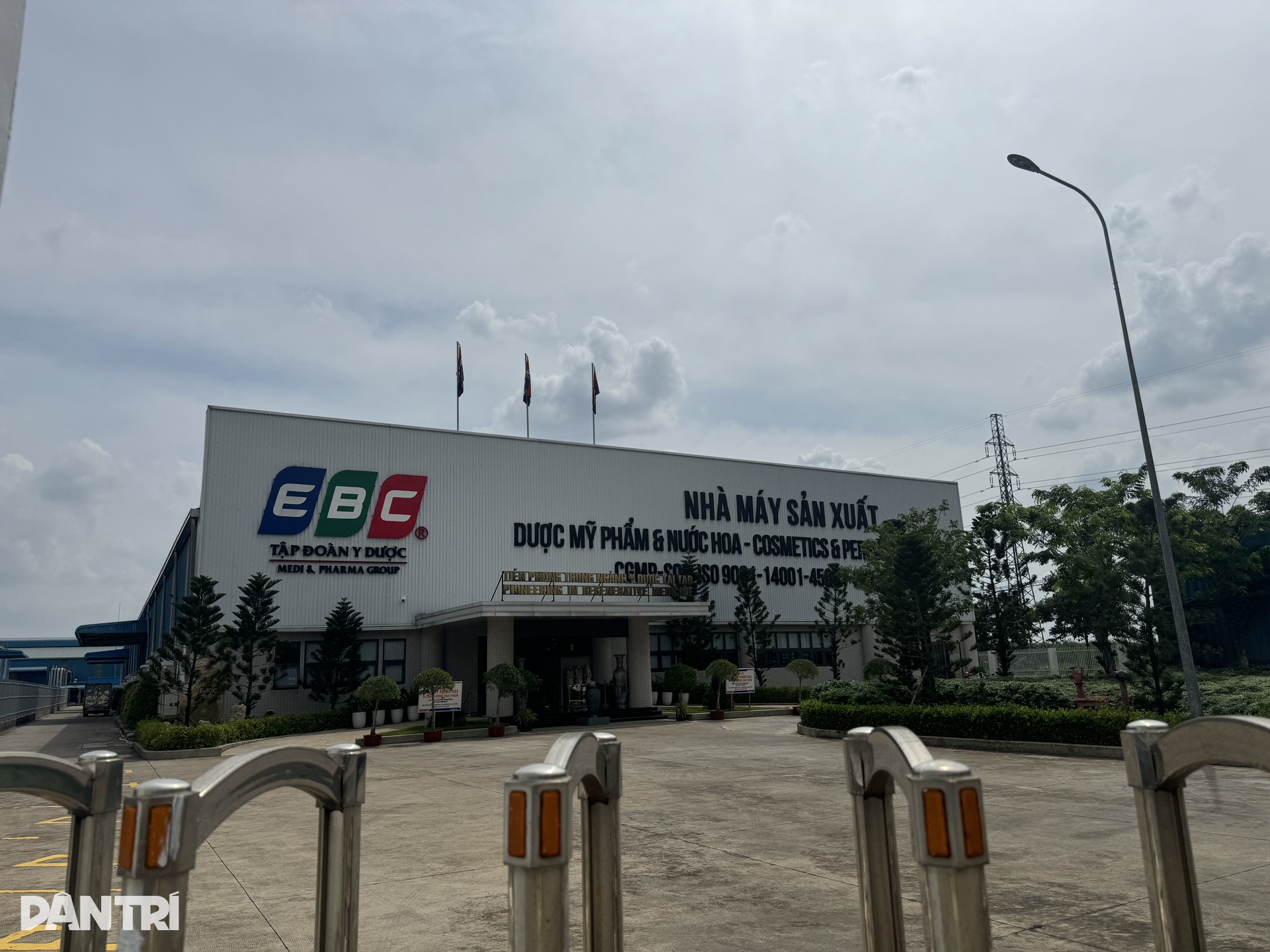 Cảnh sát khám xét nơi ở của chồng ca sĩ Đoàn Di Băng - 6 Cảnh sát khám xét nơi ở của chồng ca sĩ Đoàn Di Băng - 6