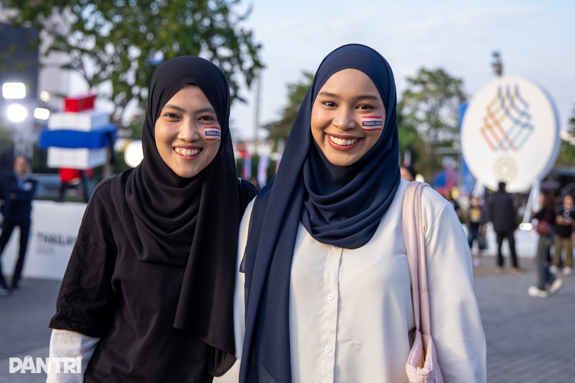 Δεκάδες χιλιάδες άνθρωποι συνέρρευσαν στο στάδιο Ρατζαμανγκάλα για να παρακολουθήσουν την τελετή έναρξης των 33ων Αγώνων SEA - Μάιος Hàng vạn người đổ về sân Rajamangala dự lễ khai mạc SEA Games 33 - 5