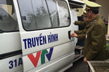 Ô tô biển xanh giả Đoàn làm phim truyền hình Việt Nam chở hàng lậu