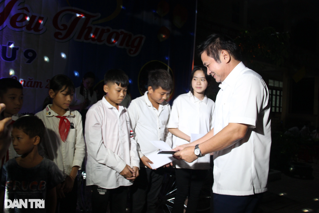 Người làm báo xứ Nghệ mang trung thu đến trẻ em nghèo - 5 Người làm báo xứ Nghệ mang trung thu đến trẻ em nghèo - 5