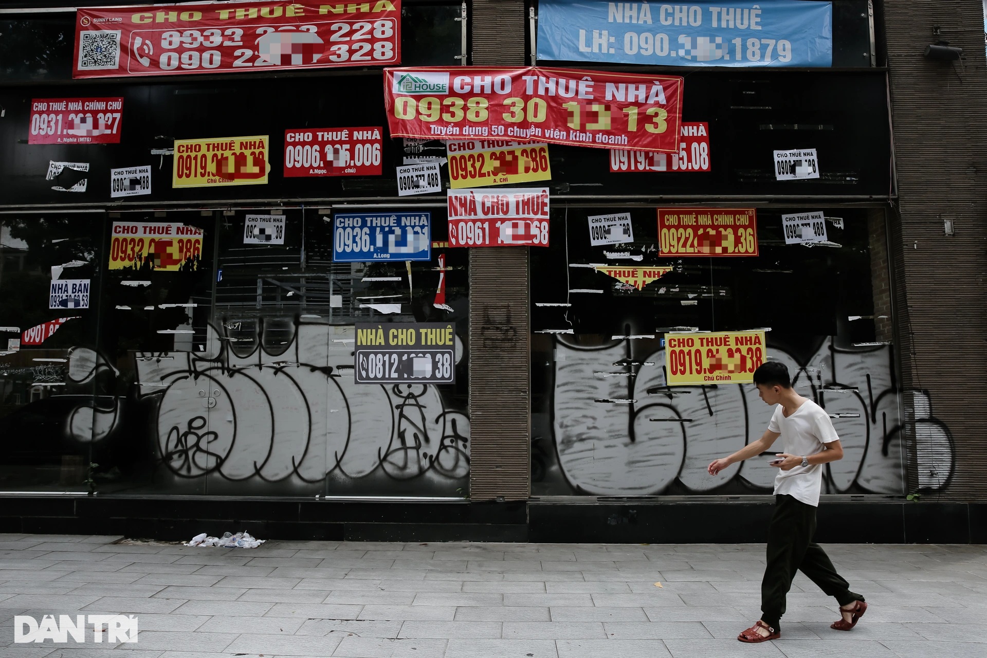 View - Loạt mặt bằng ở trung tâm TPHCM bỏ trống, thành nơi dừng chân của xe ôm | Báo Dân trí