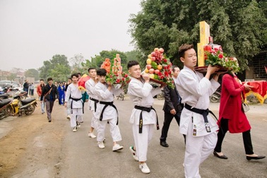 Đội bê tráp mặc trang phục võ thuật trong đám hỏi xứ Nghệ gây “sốt”