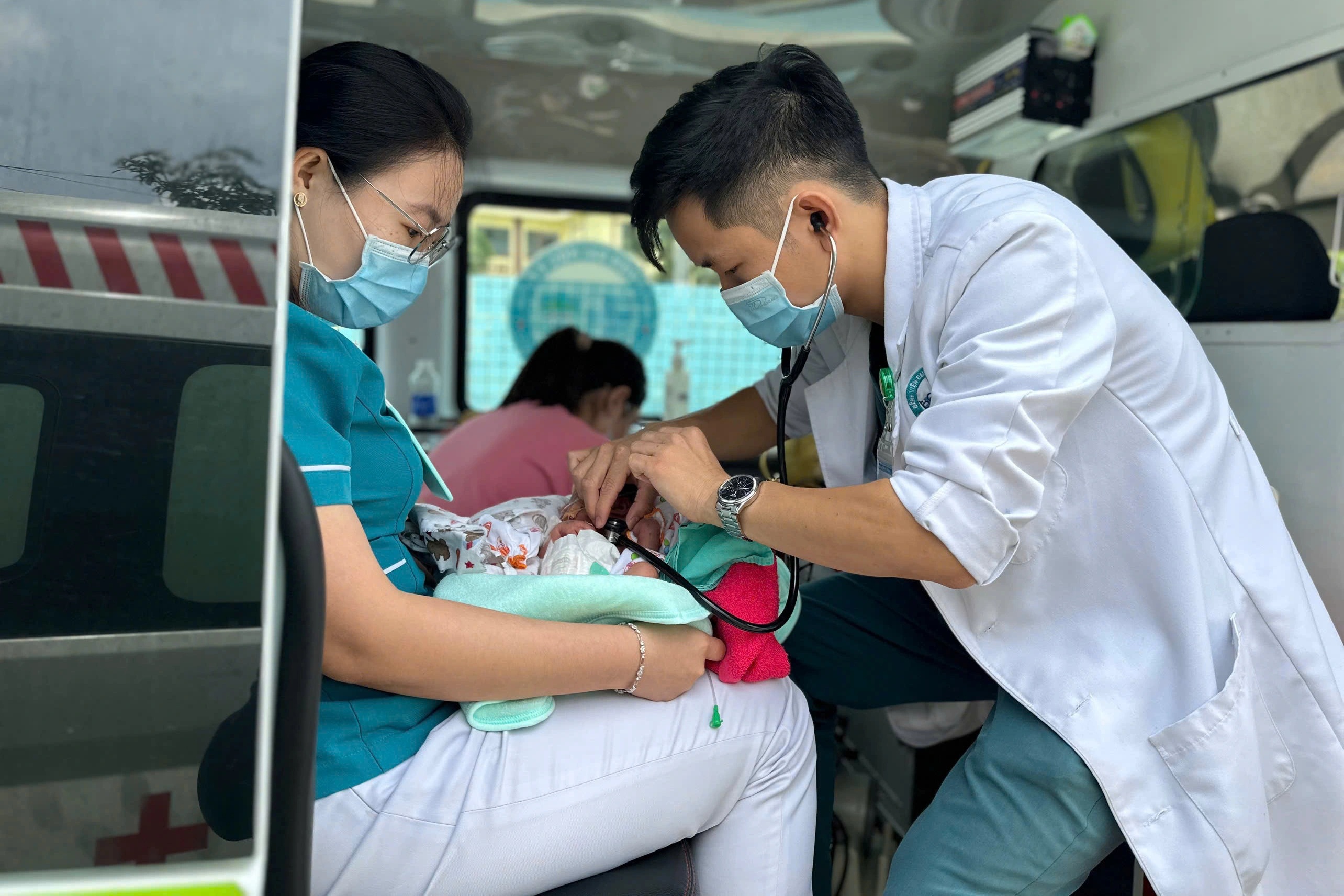 Tặng bằng khen các bác sĩ vượt hơn 100km, cứu cháu bé người Lào sinh non - 1