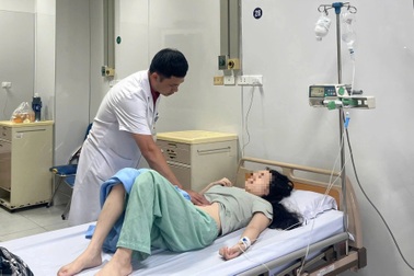 Thường xuyên thức đêm xem điện thoại, cô gái chảy máu tiêu hóa nguy kịch