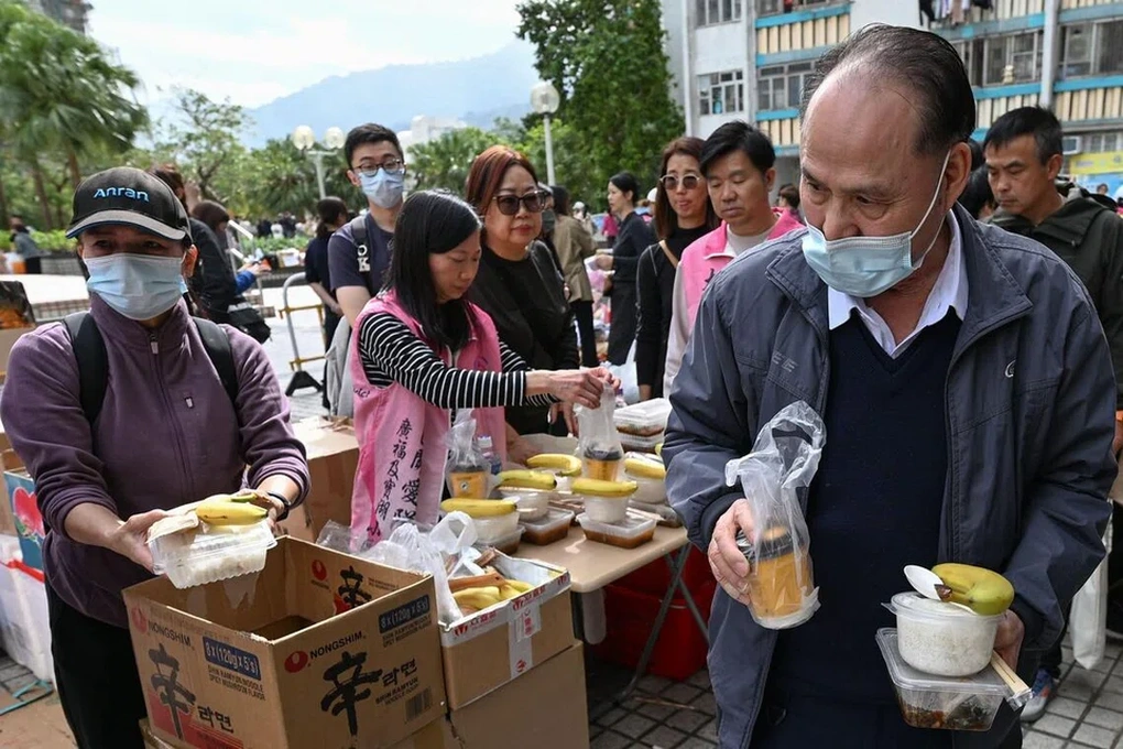 Nỗi thấp thỏm khi gần 280 người mất tích trong vụ cháy chung cư Hong Kong - 2