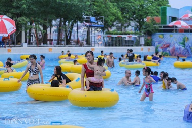 Hàng nghìn người đổ xô đến công viên nước Hồ Tây dịp nghỉ lễ