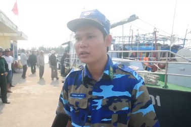 Thuyền trưởng Trương Văn Duy thuyền trưởng tàu BP 43.12.01 trao đổi sau chuyến ra Hoàng Sa cứu tàu bị nạn.