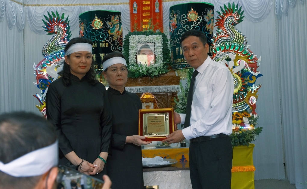 Tang lễ NSƯT Hồng Đức: Lan Hương tới viếng, chuyện tình với vợ gây xúc động - 3 Tang lễ NSƯT Hồng Đức: Lan Hương tới viếng, chuyện tình với vợ gây xúc động - 3