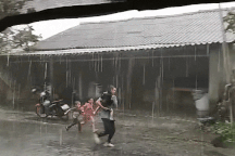 Chuyện phía sau khoảnh khắc cha ôm con chạy để tránh mưa bão gây xúc động