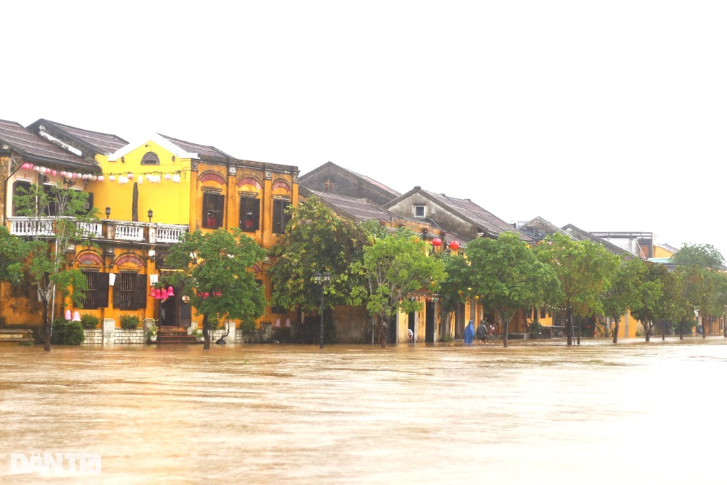 Du-khach-tham-quan-hoi-an-mua-nuoc-lut_congbinh 1 Du-khach-tham-quan-hoi-an-mua-nuoc-lut_congbinh 1