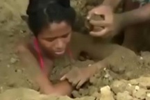 Cô gái bị người thân chôn sống để chữa bệnh do sét đánh