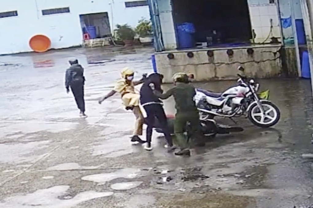 Tạm đình chỉ 4 cảnh sát liên quan vụ đánh túi bụi 2 thanh niên - 1 Tạm đình chỉ 4 cảnh sát liên quan vụ đánh túi bụi 2 thanh niên - 1