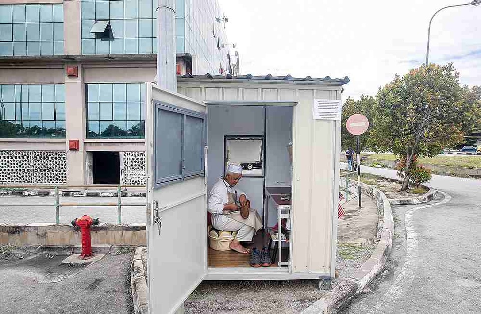 Người đàn ông sống một mình trong thùng container - 2 Người đàn ông sống một mình trong thùng container - 2