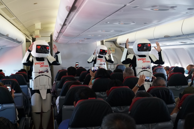 Phi hành đoàn đặc biệt của Vietjet cũng dành tặng các khách hàng nhỏ tuổi những màn trình diễn vũ điệu độc đáo cùng nhiều lời chúc tốt đẹp nhân ngày Quốc tế thiếu nhi. 