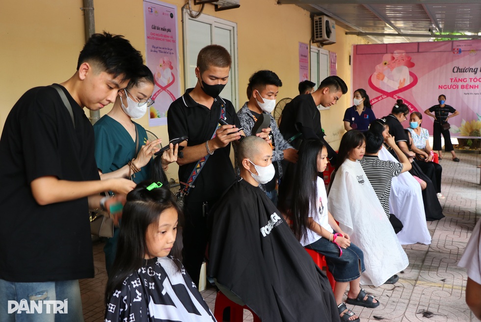 Biến cố tình cảm, sức khỏe và quyết định xuống tóc của nữ công nhân - 3 Biến cố tình cảm, sức khỏe và quyết định xuống tóc của nữ công nhân - 3