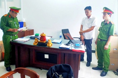 Bắt giam một phó giám đốc sai nhân viên chôn chất thải đặc biệt nguy hại
