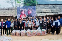 Học sinh trường Phan tặng quà Tết cho bản nghèo