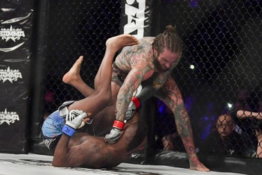 Ngôi sao truyền hình hạ gục đối thủ sau 43 giây trên sàn MMA