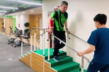 Xúc động clip NSND Công Lý miệt mài tập đạp xe, leo cầu thang để chữa bệnh