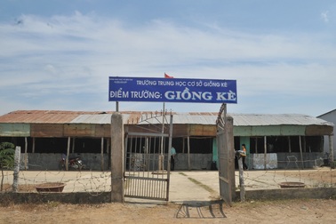 Học sinh rèn chữ trong “hộp tôn” sắp có trường mới